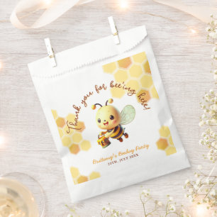 Es macht Spaß, eine Honigbiene zum Geburtstag zu w Geschenktütchen