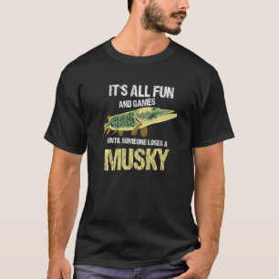 Es macht Spaß und Spiele, bis jemand einen Muskeln T-Shirt