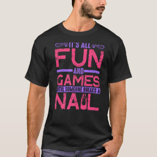 Es macht Spaß und Spiele, bis jemand einen Nagel b T-Shirt
