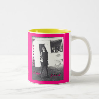 ES PASSIERT AM DOCK, DEM BOOK_TASSE_hot_pink/yel Zweifarbige Tasse