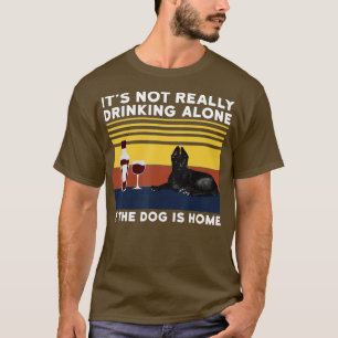 Es trinkt nicht allein, wenn der Hund Zuhause Hund T-Shirt