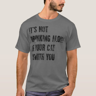 Es trinkt nicht allein, wenn Ihre Katze bei Ihnen T-Shirt