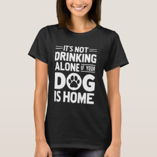 Es trinkt nicht alleine, wenn Ihr Hund Zuhause Dog T-Shirt