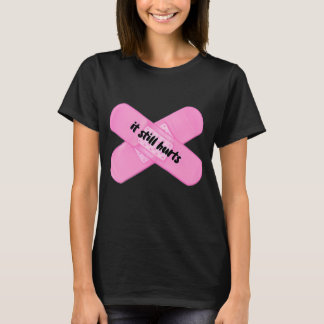 „es tut immer noch weh“ Pflaster T-Shirt