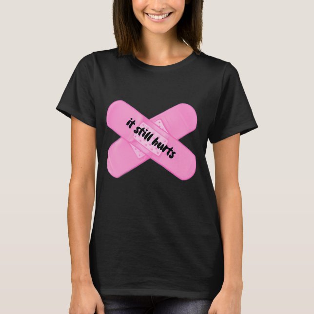 „es tut immer noch weh“ Pflaster T-Shirt (Vorderseite)