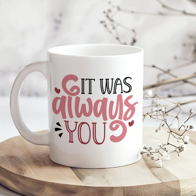 "Es war immer du" und Foto in Form von benutzerdef Kaffeetasse ("It Was Always You" & Custom Heart Shape Photo Coffee Mug on a boho kitchen table with flowers)