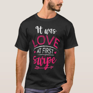 Es war Liebe bei der ersten Swipe Couple Wedelbach T-Shirt