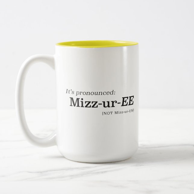 Es wird Mizz-ur-EE ausgesprochen, nicht Mizz-ur-UH Zweifarbige Tasse (Links)