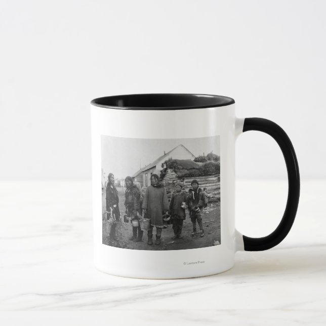 Eskimo Berry Pickers in Nome, Alaska Fotograf Tasse (Rechts)