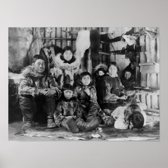 Eskimo Family in Winter Igloo Photograph Poster (Vorne)