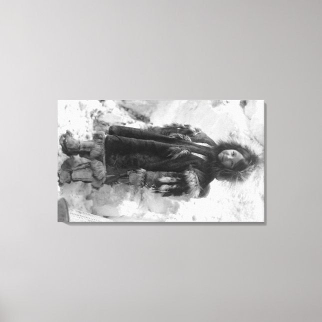 Eskimo Girl in einem Park in Nome, Alaska Leinwanddruck (Vorderseite)