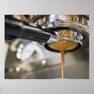 Espresso aus der Kaffeemaschine gießen Poster