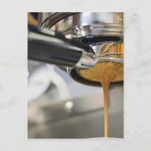 Espresso aus der Kaffeemaschine gießen Postkarte