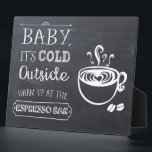 Espresso Coffee Bar Sign Fotoplatte<br><div class="desc">Ermuntern Sie Ihre Party,  sich mit einem Espresso im Espresso-Bar oder der Kaffee-Bar zu verwöhnen. "Baby es ist kalt draußen,  warm an der Espresso Bar". Ideal für ein Party im Winter,  Hochzeitsempfang,  Brautdusche oder Babydusche. Imitate-Tafel mit lustigen weißen Handschriften</div>