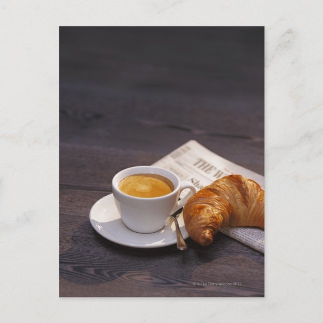 Espresso, Croissants und Zeitungen Postkarte (Vorderseite)