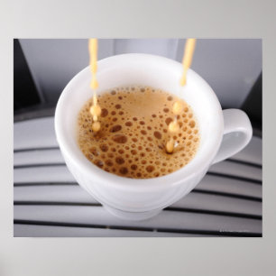 Espresso, der in Schale ausläuft Poster