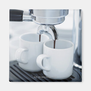 Espressomaschine, die Kaffee macht Magnet