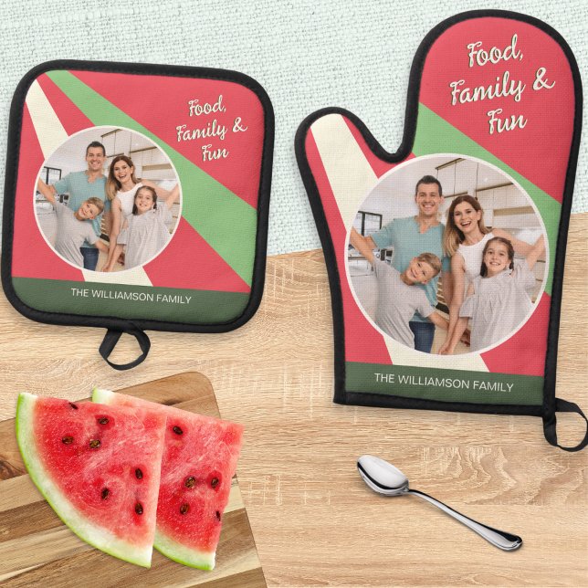 Essen, Familie und Spaß Abstrakt Modernes Foto Ofenhandschuh & Topflappen-Set ('Food, Family & Fun' custom photo oven mitt and pot holder set, in watermelon red, green and cream)