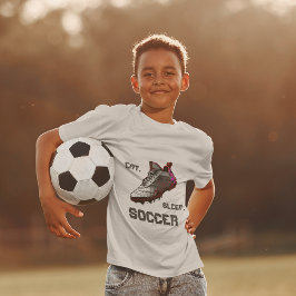 Essen. Schlafen. Fußball. Urban Soccer Boot. Kids  T-Shirt