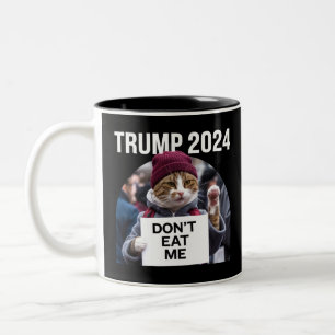 Essen Sie mir keine Katzen für Trump 2024 Zweifarbige Tasse