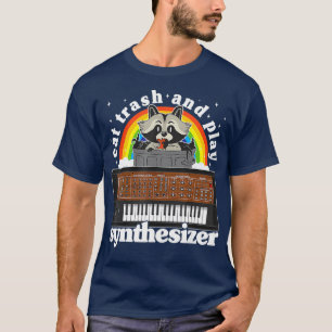 Essen Sie Müll und spielen Sie Synthesizer Racoon  T-Shirt