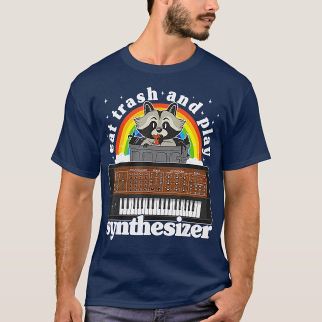 Essen Sie Müll und spielen Sie Synthesizer Racoon  T-Shirt (Vorderseite)