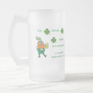 Essen, trinken, mit einem Kobold auf einem Mattglas Bierglas