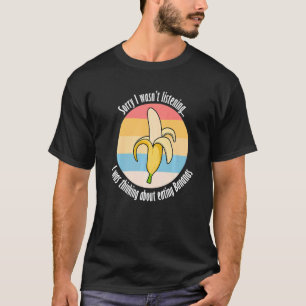 Essen von Bananen Niedlichen exotischen Früchten T-Shirt