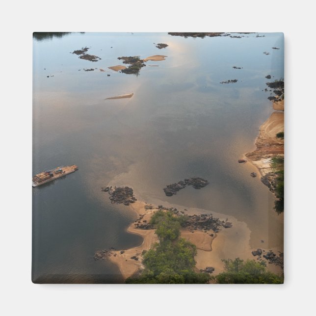 Essequibo-Fluss, längster Fluss in Guyana und 2 Magnet (Vorne)