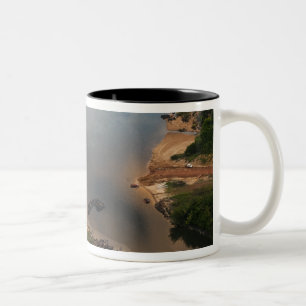 Essequibo-Fluss, längster Fluss in Guyana, und 2 Zweifarbige Tasse