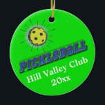 Essiggurken-Ball-Sternexplosion Keramikornament<br><div class="desc">Gestaltet Vintager Sternexplosionentwurf des Spaßes eine pickleball Essiggurke. Text liest pickleball.</div>