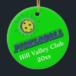 Essiggurken-Ball-Sternexplosion Keramikornament<br><div class="desc">Gestaltet Vintager Sternexplosionentwurf des Spaßes eine pickleball Essiggurke. Text liest pickleball.</div>