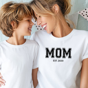 Etablierte Mom mit schwarzen Großbuchstaben T-Shirt