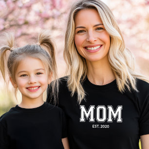 Etablierte Mom mit schwarzen Großbuchstaben T-Shirt