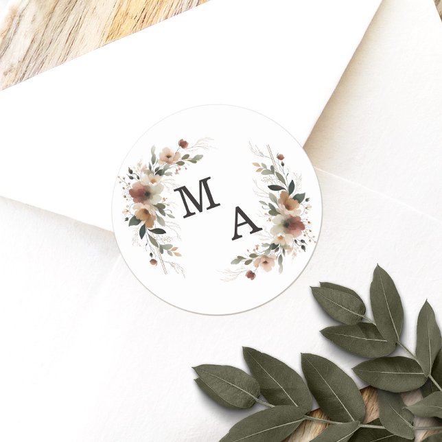 Ethereal Elegance Floral Wreath Wedding Monogram Runder Aufkleber (Seal your wedding details with love using our custom monogram stickers, tailored for elegance.)
