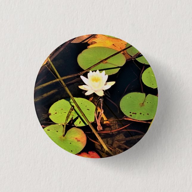 "Ethereal Lily Pad Pond mit Central White Blossom Button (Vorderseite)