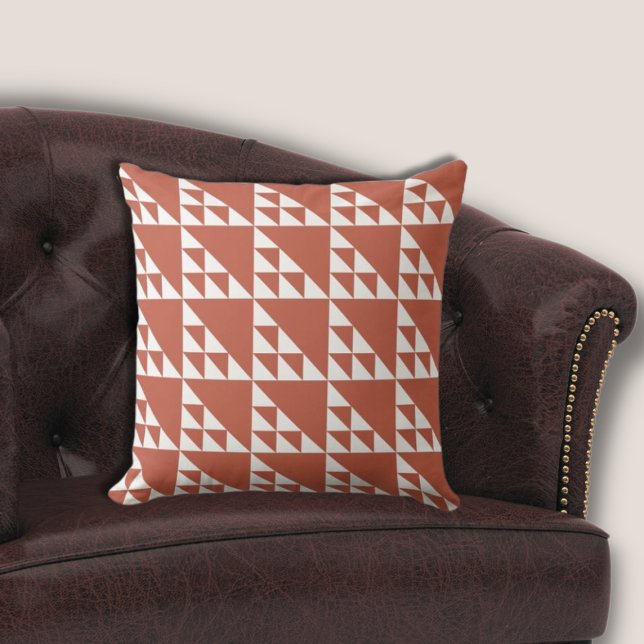Ethnic Brown & White Triangle Repetiermuster Kissen (Ethnic Brown & White Triangle Repeat Pattern Throw Pillow)