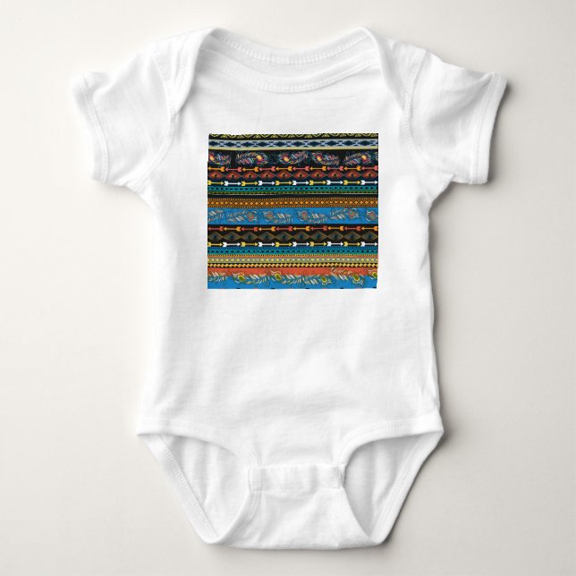 Ethnic Feathers: Stickerei Boho Chic Baby Strampler (Vorderseite)