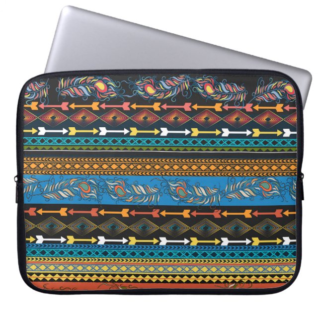 Ethnic Feathers: Stickerei Boho Chic Laptopschutzhülle (Vorderseite)