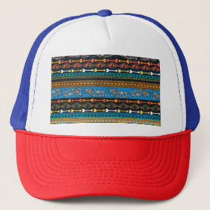 Ethnic Feathers: Stickerei Boho Chic Truckerkappe