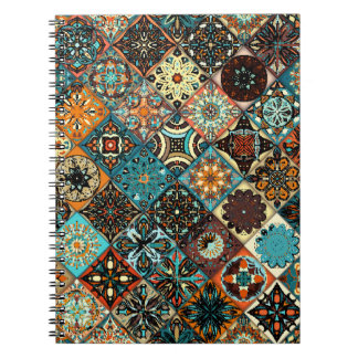 Ethnische Blütenmandala nahtlos Muster. Farbige m Notizblock