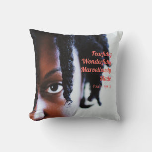 Ethnische Frau ist furchtbar Christlich gelb Kissen