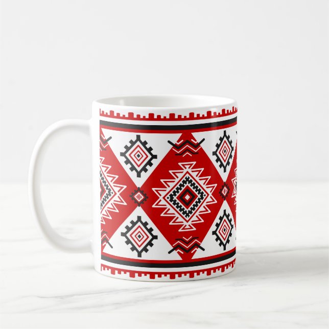 Ethnische Schwarz-weiße rote, ukrainische Motive. Kaffeetasse (Links)