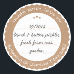 Etikettenaufkleber für Lebensmittelverpackungen Kr Runder Aufkleber<br><div class="desc">Die perfekte Touch für ein hausgemachtes Geschenk aus der Küche dieses Kraftpapier und dieses weiße Etikett ist eine reizvolle Mischung aus schick und rustikal und würde großartig auf einem Konfitüre mit einem Gingham Band. Vergessen Sie nicht, mit Ihrem Namen und Ihrer persönlichen Nachricht zu personalisieren. Geben Sie eine Beschreibung oder...</div>