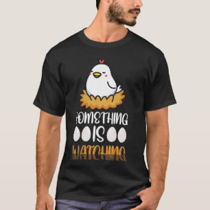 Etwas beobachtet süße Hühner beim Nisten von Eiern T-Shirt