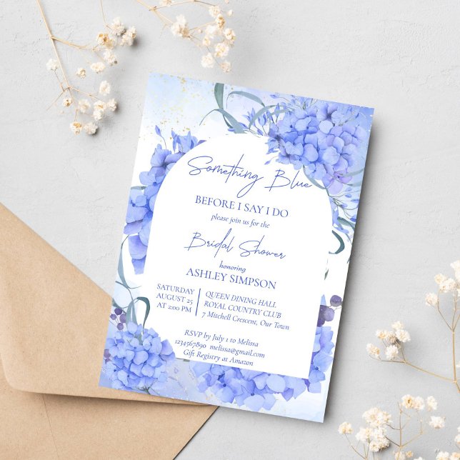Etwas blaues Hydrangeas elegantes Brautparty Einladung (Something blue hydrangeas bridal shower invitation template, elegant modern casual script)