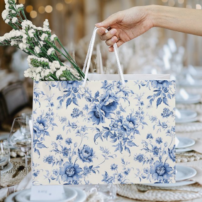 Etwas Blue Floral French Toile Chinoiserie Große Geschenktüte (Something Blue Floral French Toile Chinoiserie Large Gift Bag)