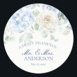 Etwas Blue Floral Hydrangea Wedding Circle Runder Aufkleber<br><div class="desc">Die Dekorreihe Blue Floral Party, in der weiche, blaue Hydrangeas und neutrale Blumen nahtlos harmonieren, um eine Touch Eleganz zu Ihrem Event zu bringen. Jedes Stück dieser Kollektion ist mit zarten Blüten geschmückt und schafft eine ruhige und einladende Atmosphäre für jeden Anlass. Erleben Sie die zeitlose Schönheit der blauen Blumen...</div>