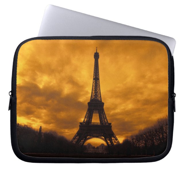 EU, Frankreich, Paris.  Eiffelturm. Laptopschutzhülle (Vorderseite)