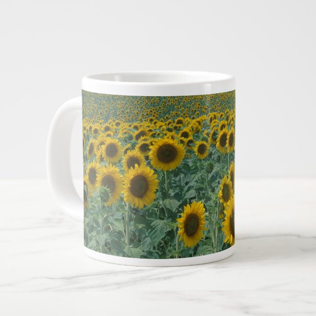 EU, Frankreich, Provence, Sonnenblumenfeld Jumbo-Tasse (Vorderseite Links)